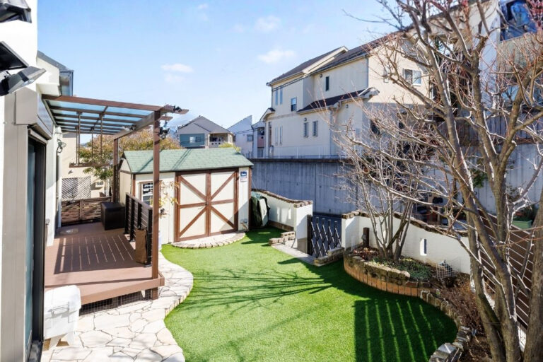 阪神間の熟成した住宅地で、素敵で可愛らしいガーデンリフォームが完成しました。テラス屋根とウッドデッキ、フェンス、人工芝等の工事です。