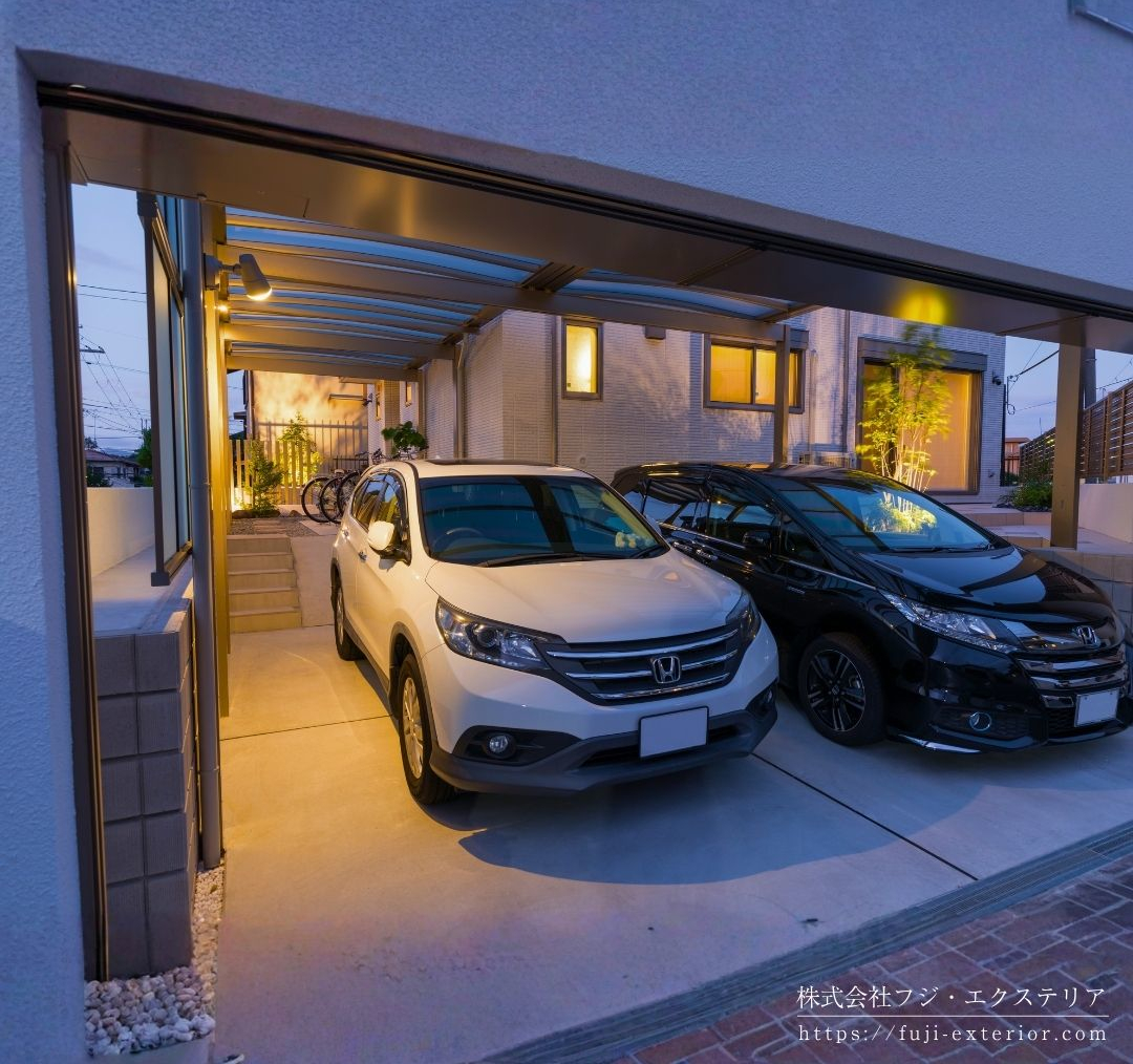 電動シャッター付き二台用カーポートには、人感センサー付きのスポットライトつけ、夜間も安全に駐車できます。