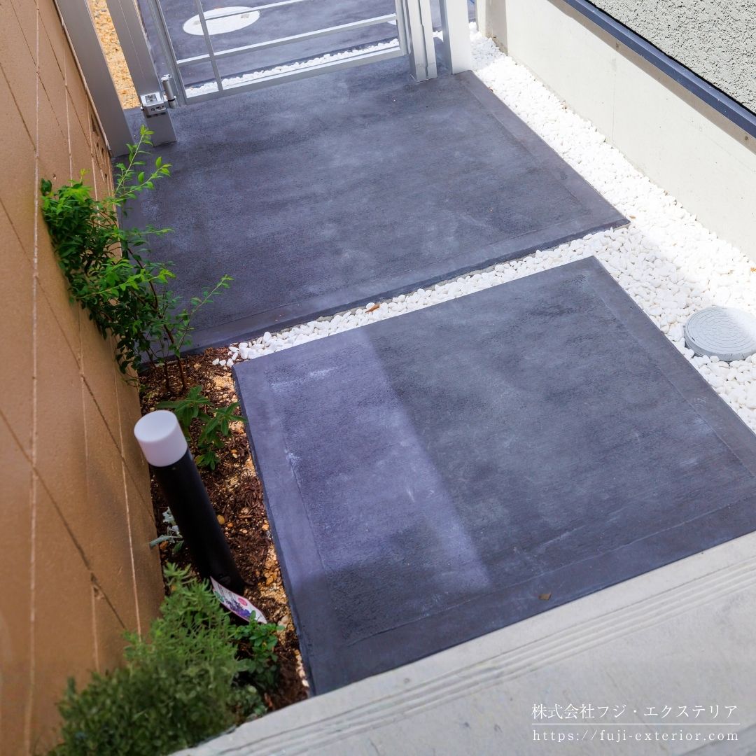 アプローチはカラーモルタル仕上のブラックとし目地には白玉石を入れました。お互いの色を引き立たせてくれます。