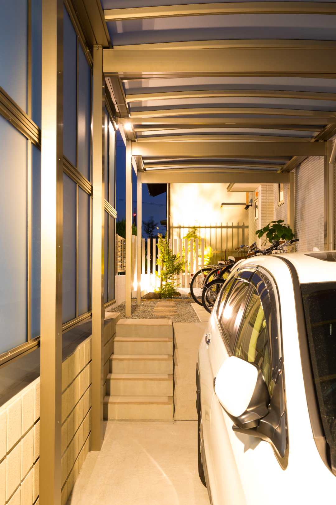 電動シャッターの二台用カーポートには、人感センサー付きのスポットライトつけ、夜間も安全に駐車できます。