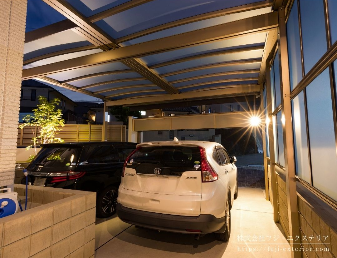 電動シャッターの二台用カーポートには、人感センサー付きのスポットライトつけ、夜間も安全に駐車できます。