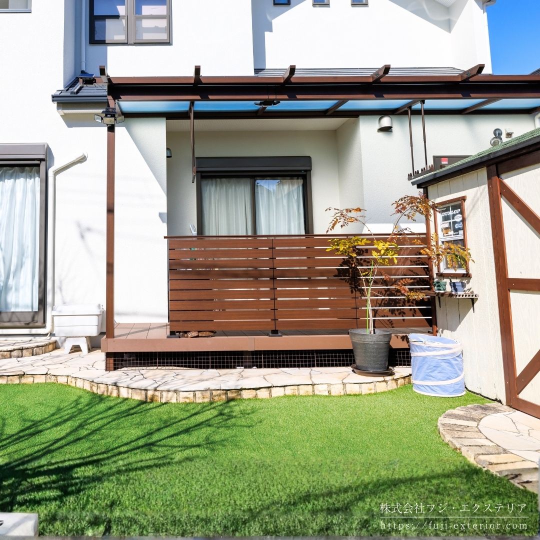 ウッドデッキにはフェンスを取付け、道路からの視線を遮ります。