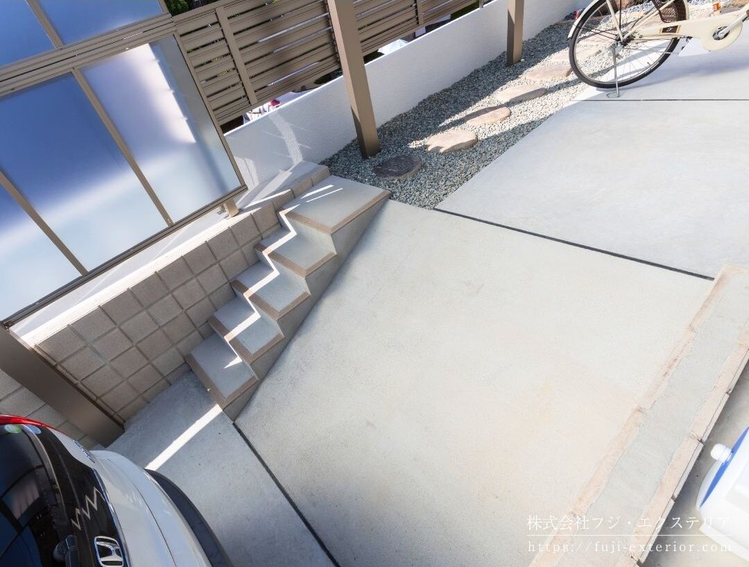 ガレージから駐輪場へ続くスロープ