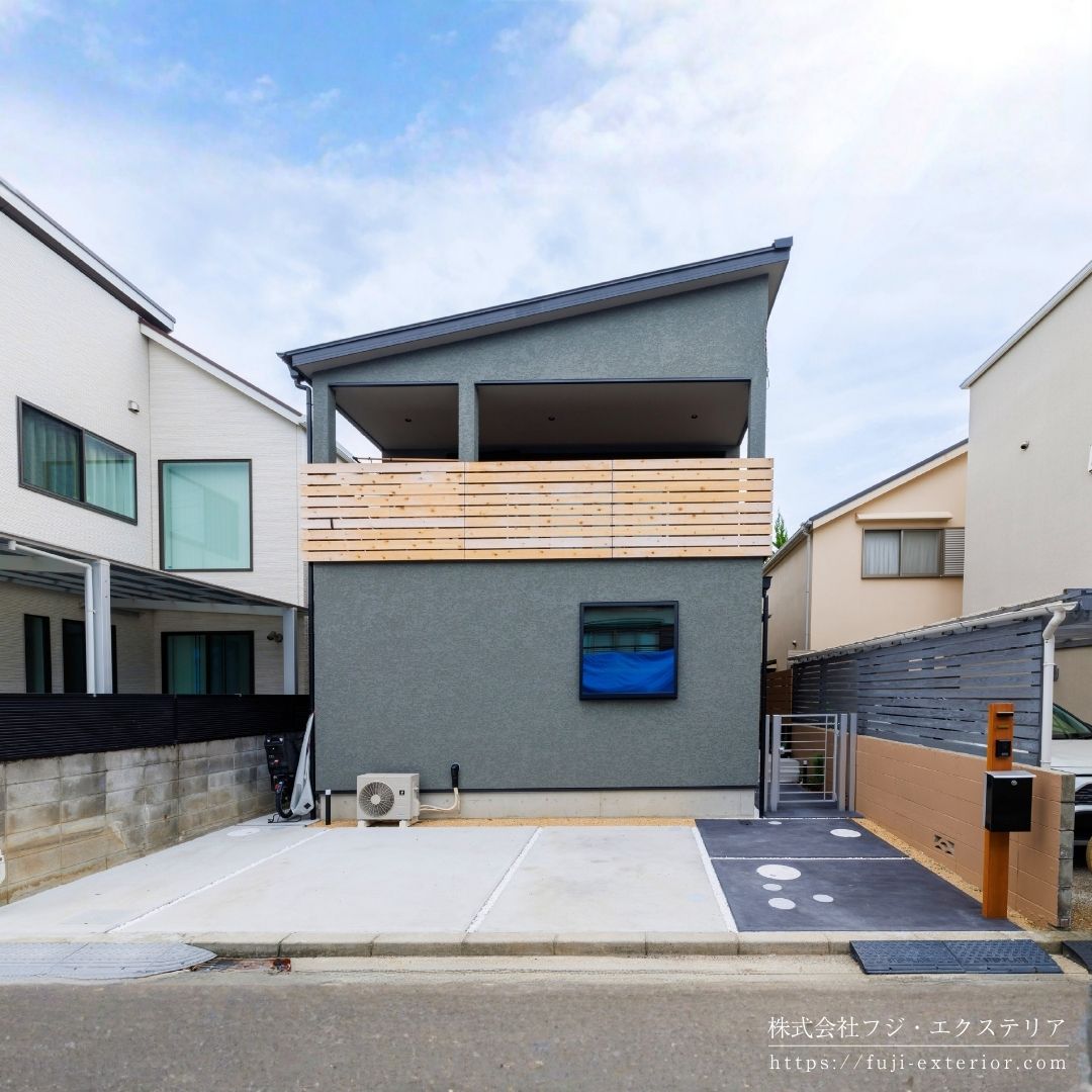シックなブラックの外壁に木製のアクセントがオシャレな新築一戸建てのオープン外構