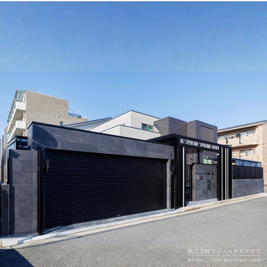 重厚感あるブラックで統一した新築外構です。圧倒的な存在感のあるモダンデザインで、邸宅全体をスタイリッシュに仕上げています。