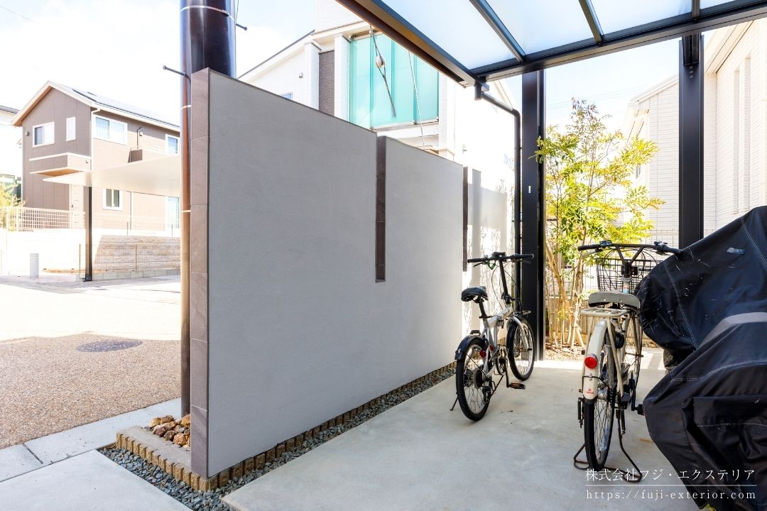 玄関前の目隠し塀