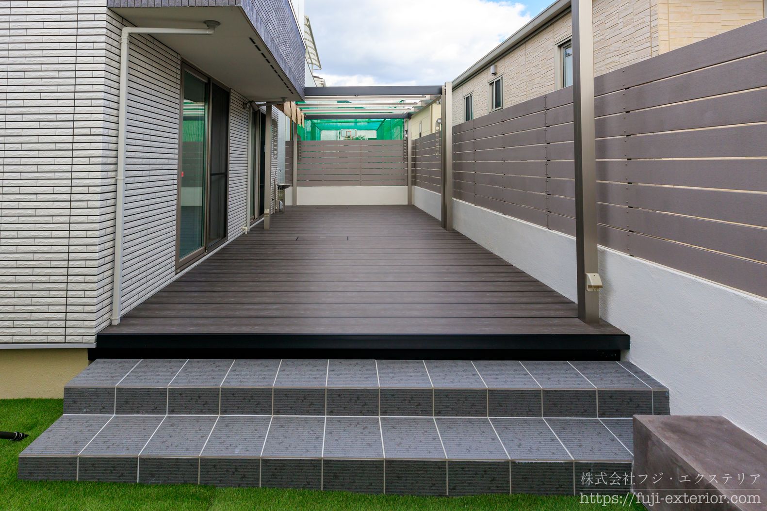 広々アウトドアリビング!外からの人目を気にせず満喫できる贅沢スペースのウッドデッキ!