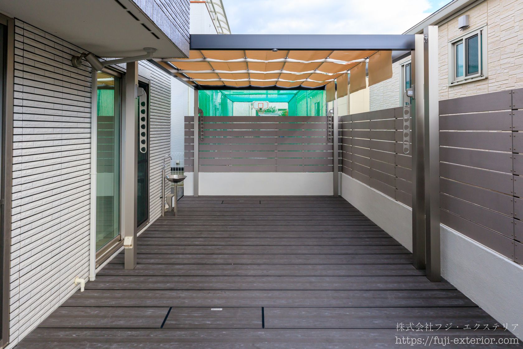 超広々ウッドデッキ!フェンスでぐるりと囲い、可動式の日除けも付けたので、半分外・半分中の快適空間を人目を気にせず楽しむことができます!