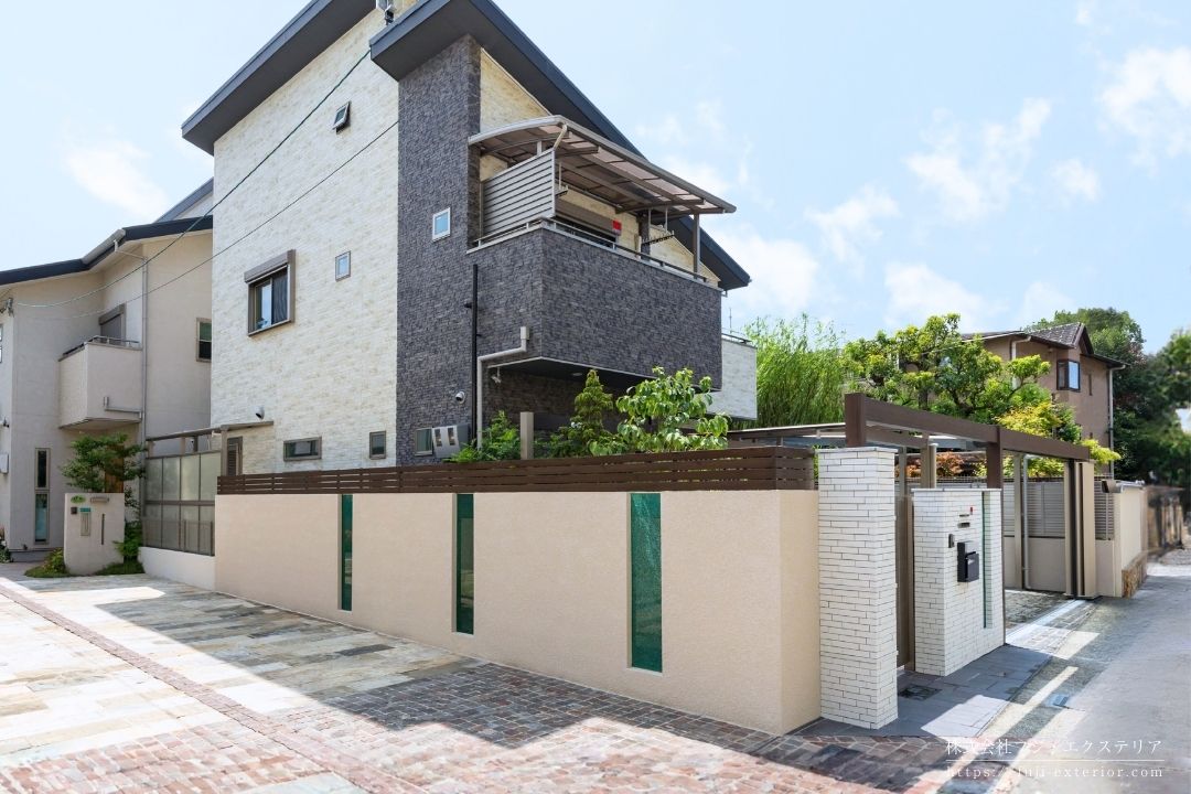 隣地境界のブロック塀です。以前の塀は強度的に問題があり、控え壁もありませんでした。問題があってからでは遅いので全面的にやり替えました。アクセントにグリーンのエクステリアガラス(ZERO ティンクルⅡ グリーン)を3か所入れ、全面にスタッコ吹付塗装をしました。