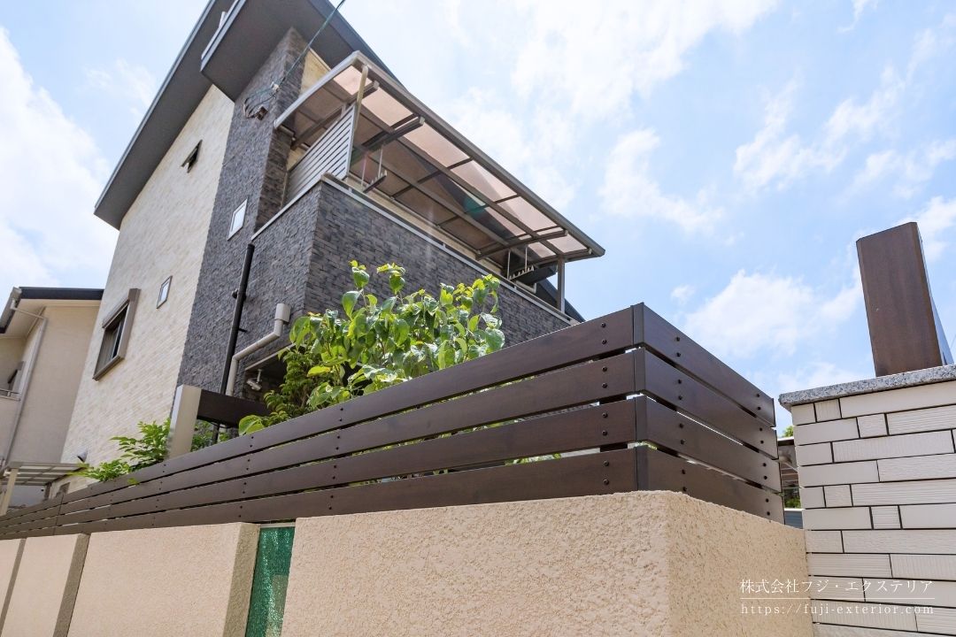 境界塀の上には三協アルミの目隠しフェンス、アルファプロを取り付けました。