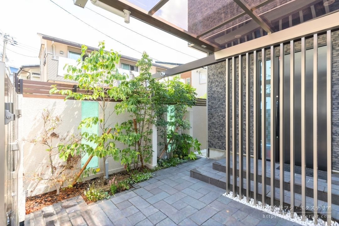 常緑樹、落葉樹、和風、洋風、下草、お花と・・・ 四季を感じられる玄関周り。