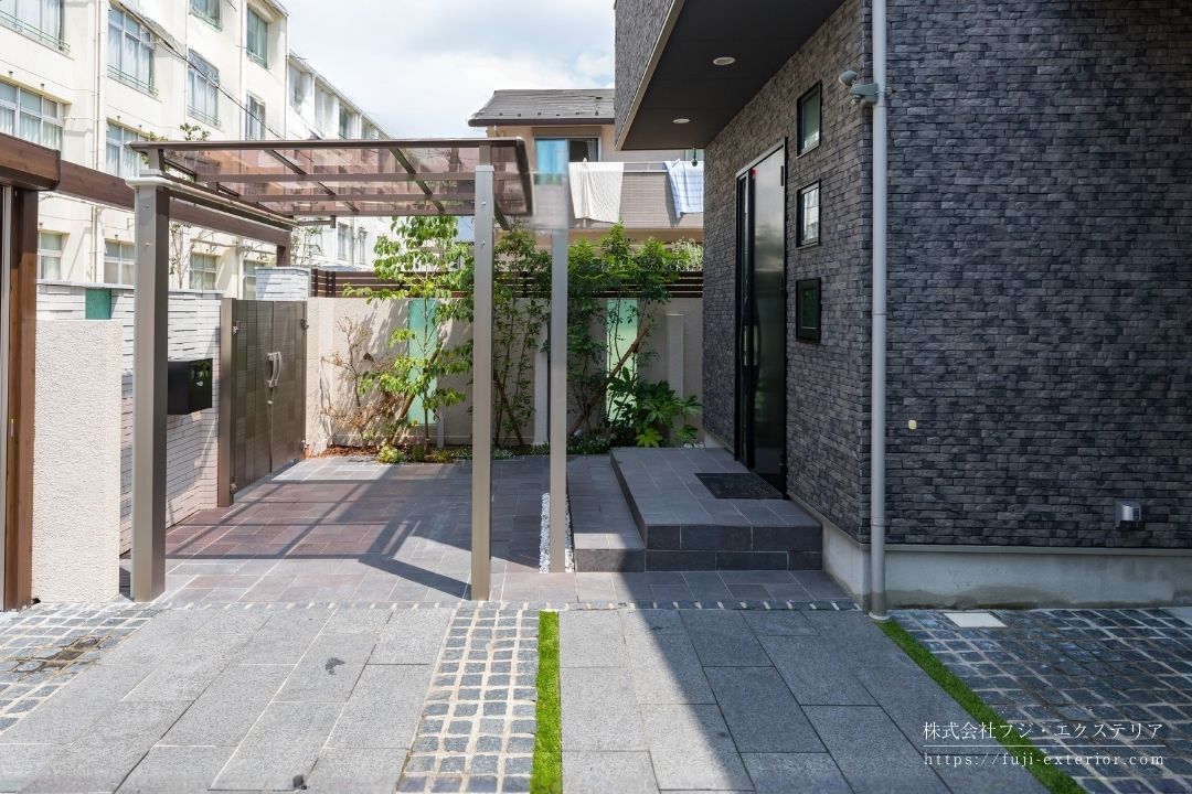 アプローチと駐輪場に屋根を設置しました。これでお子様たちの自転車も濡れなくなります。
