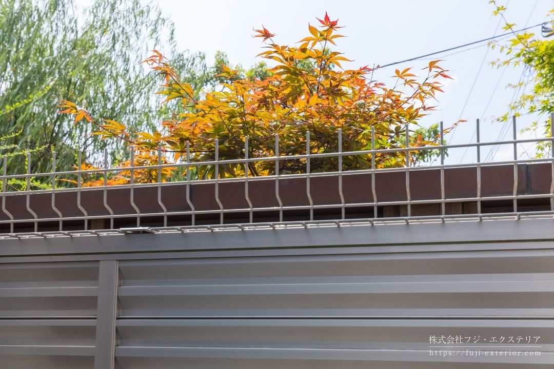 フェンスの上に忍び返しを付け、愛車にいたずらする猫さんが簡単に入ってこれない様にしました。