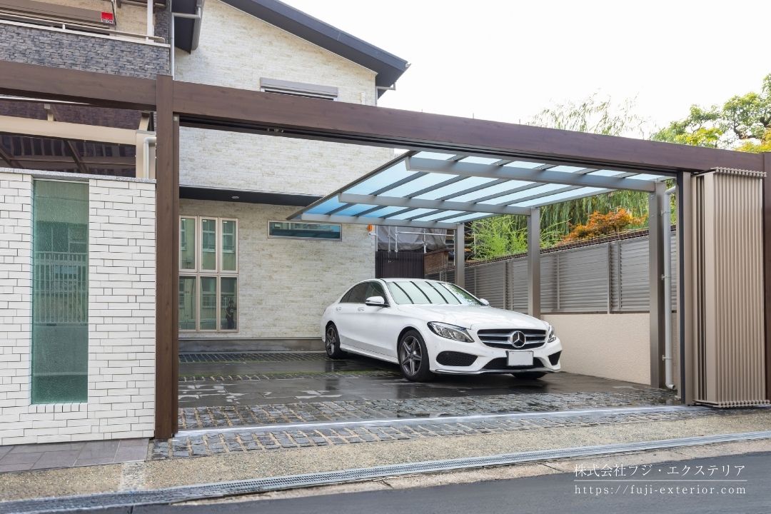 カーポートは三協アルミ スカイリード。屋根材の熱線遮断ポリカーボネイトは、紫外線を99%以上カットし、日差しから愛車を守ってくれます。