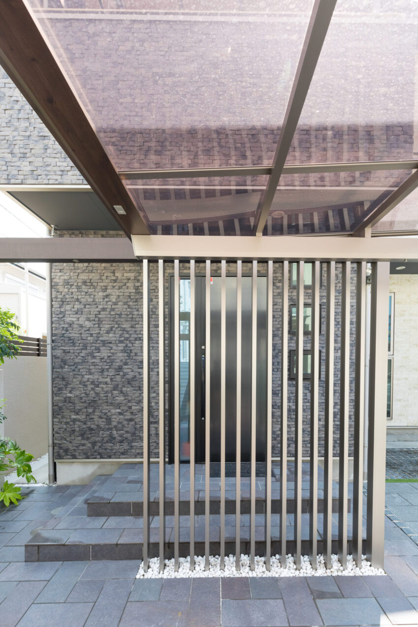 玄関扉の前には目隠しでスリットフェンスを。角度によって見え方が変わり、広人の気配も見えるので安心です。