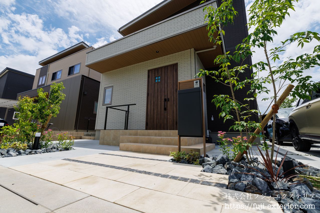 大阪府箕面市の新築外構 施工実例です。ポストは宅配ポスト付きのLIXILのスマート宅配ポスト。