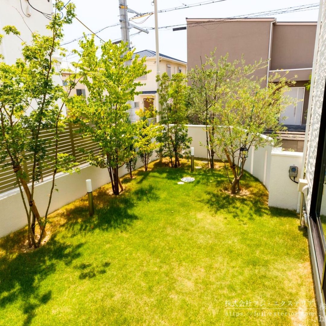 天然芝生の庭
