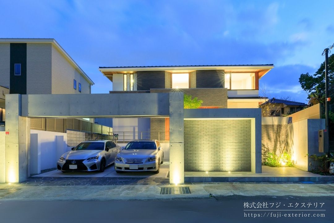 夜のライティングです。土間からのアッパーライトや植栽用のスポットライトなどの照明が、迫力のあるクローズ外構 をより一層 素敵な印象にしています。