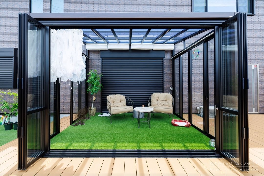 LDKの掃き出し窓の外にはデッキテラスを造り、その上にガーデンルーム(LIXIL ガーデンルームGF)を設置。家に直付け工事はできないので鳥居を組み対応。屋根材はアクアシャインポリカで雨で汚れを洗ってくれます。
日よけ、ライト、スイッチ、追加コンセント、カーテンレール、網戸とフル装備仕様です。
さらに・・デッキ材の上に人工芝(ZEROターフ)を敷き詰めて素敵なガーデンルームにさらに高級感をプラス。ワンちゃんも大喜びです。