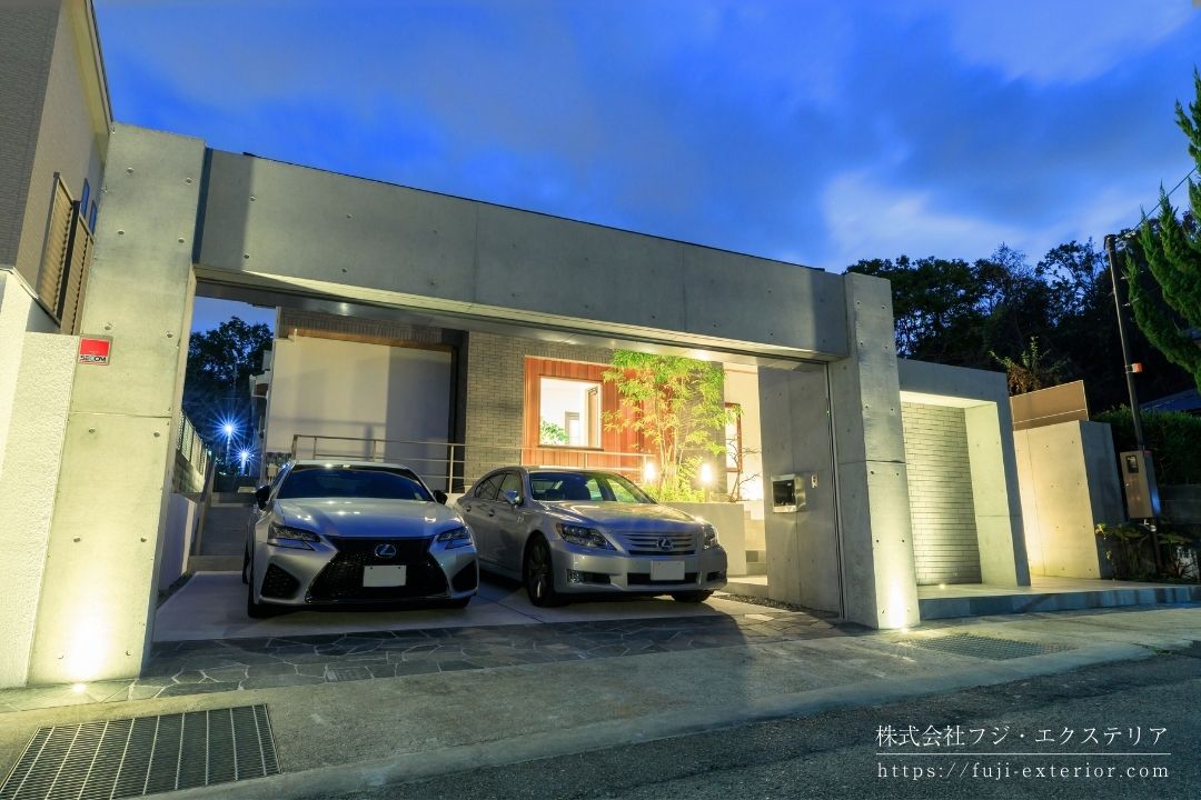 コンクリート打ち放しのエクステリア　夜のライティング