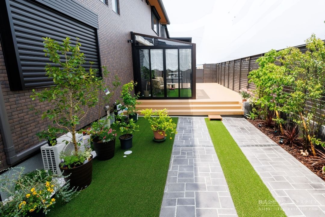 ガーデンルームの横はグランドコンクリートと人工芝仕上げ。お手入れが楽できれいな状態を維持しやすいので、広い面積の庭にはお勧めです。