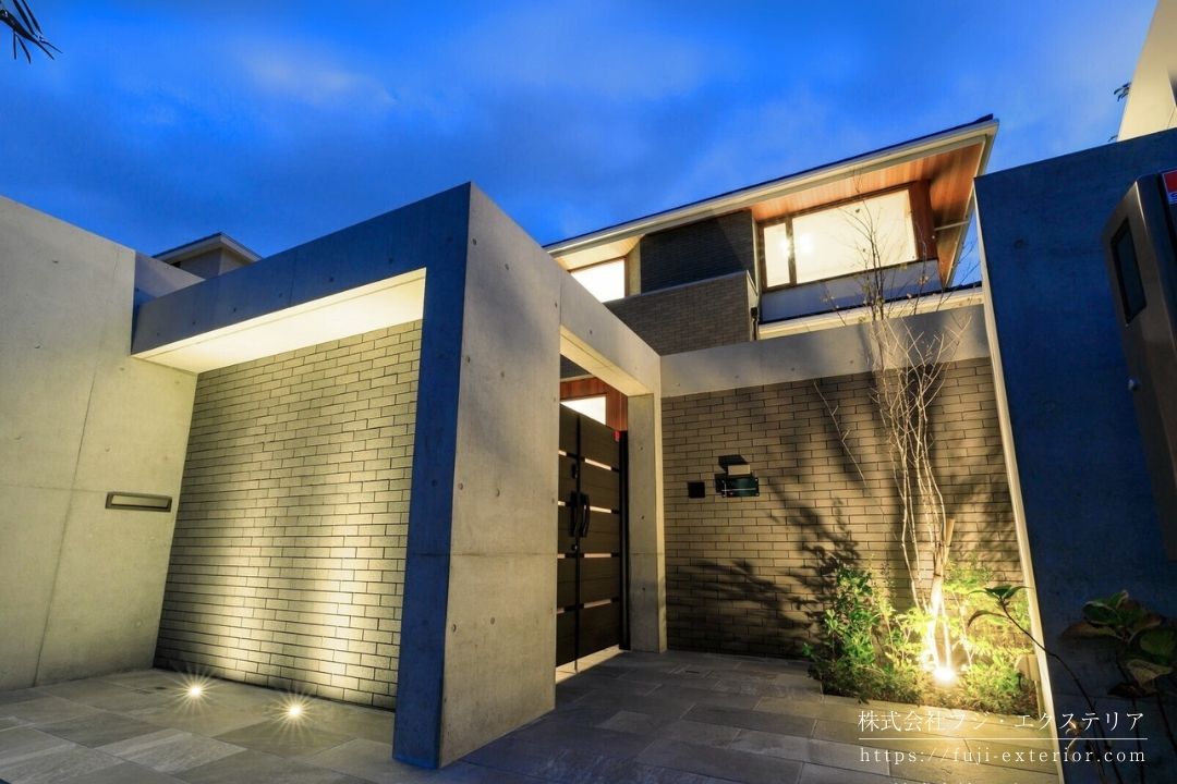 コンクリート打ち放し　クローズ外構　RC壁　ライティング