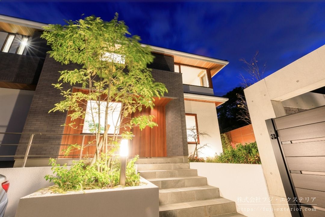 アプローチと植栽をやさしく照らすポールライト