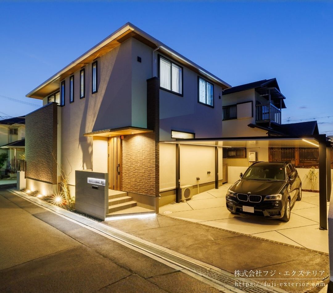 カーポートの天井にはシームレスラインライトを左右に取り付け、ショールームのような美しいライティングになりました。