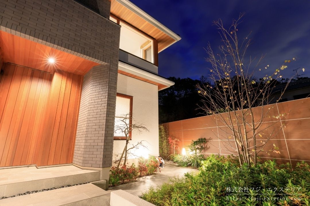 アプローチと植栽をやさしく照らすポールライト