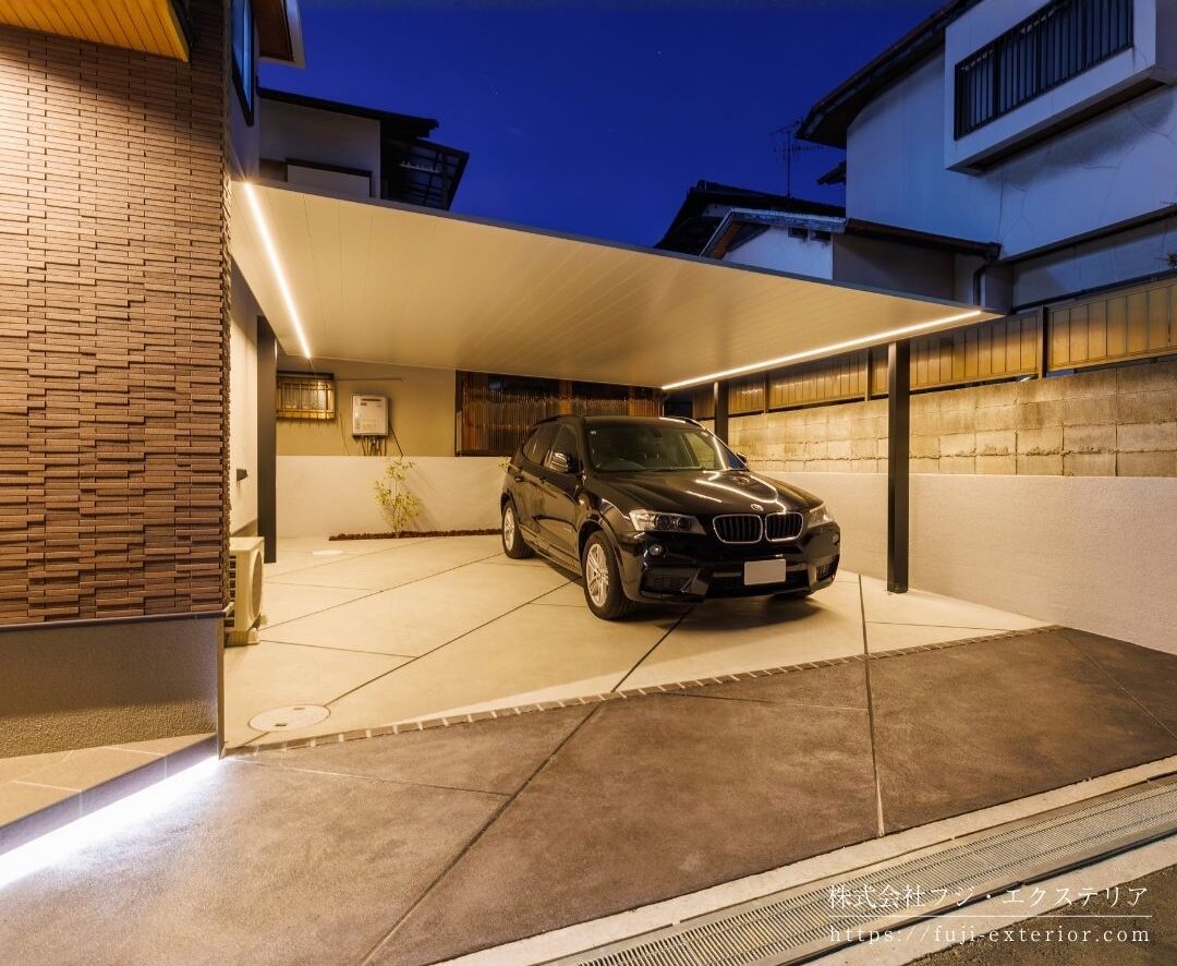 カーポートの天井にはシームレスラインライトを左右に取り付け、ショールームのような美しいライティングになりました。