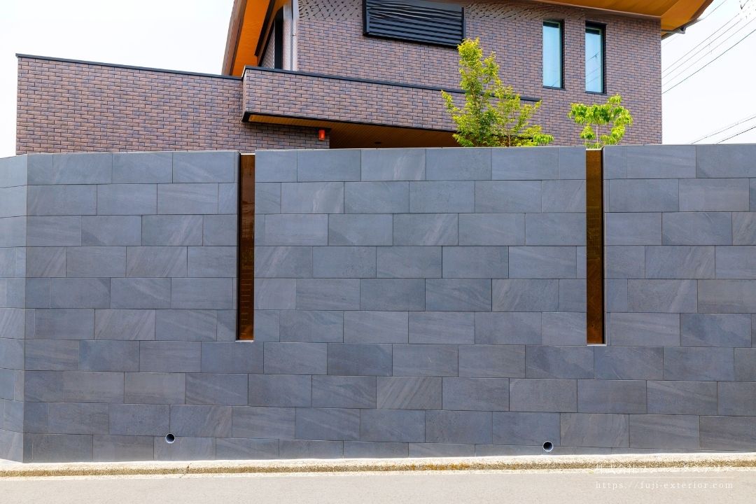 道路面はブロックと四国化成 アートウォールで壁を。ZERO社オリジナルタイルとガラスマテリアルのブラウン・ティンクルⅡでアクセントを入れました。