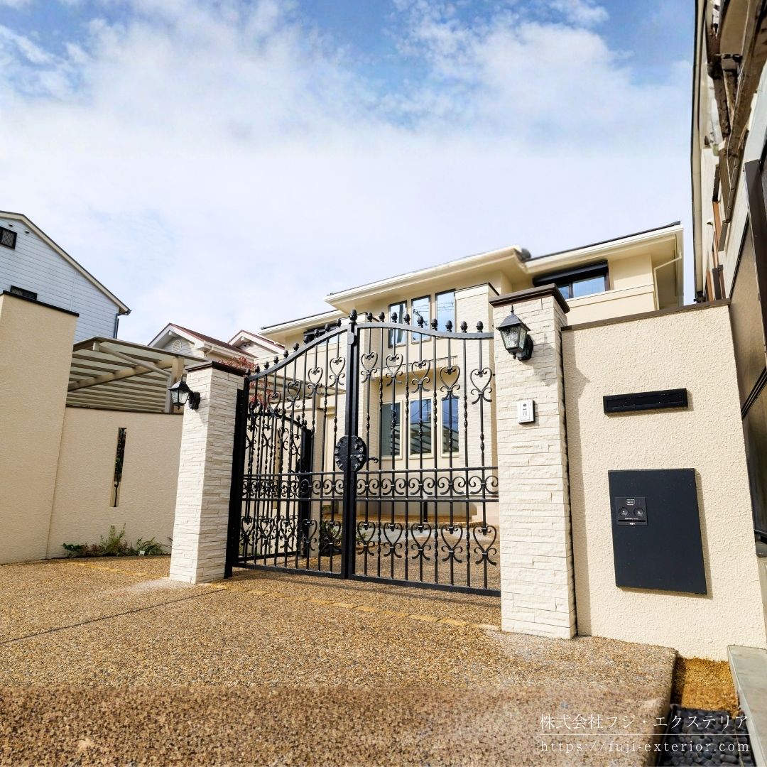 正面の門扉は別注の個性的なロートアイアン装飾門扉。