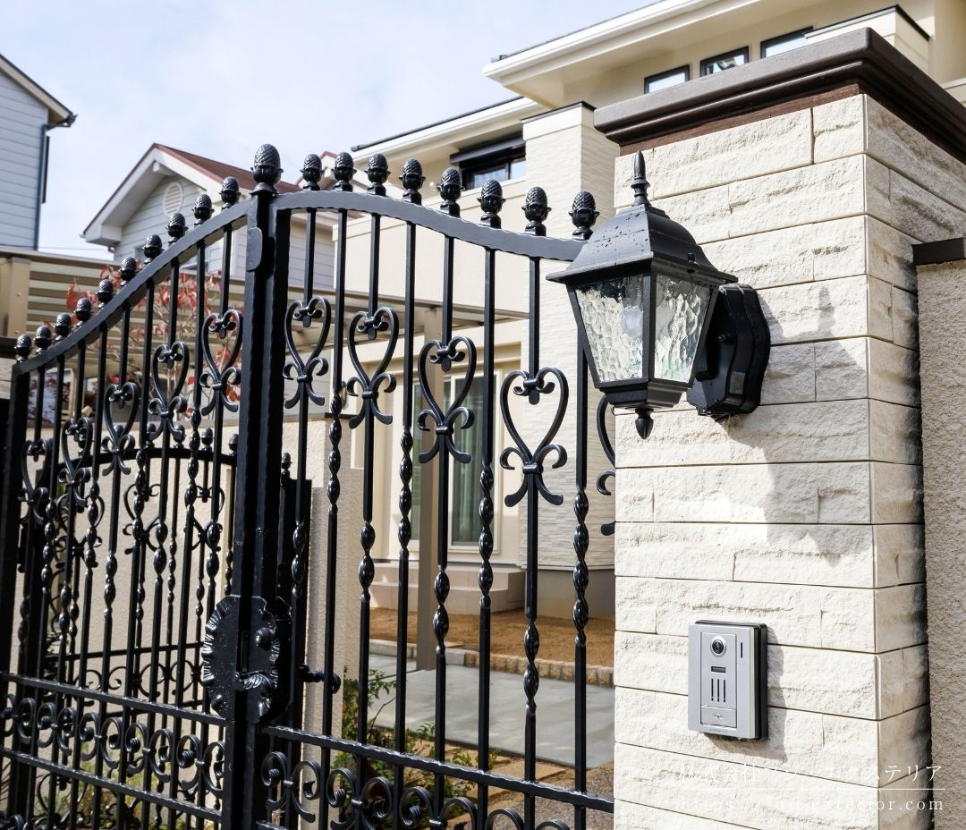 正面の門扉は別注の個性的なロートアイアン装飾門扉。