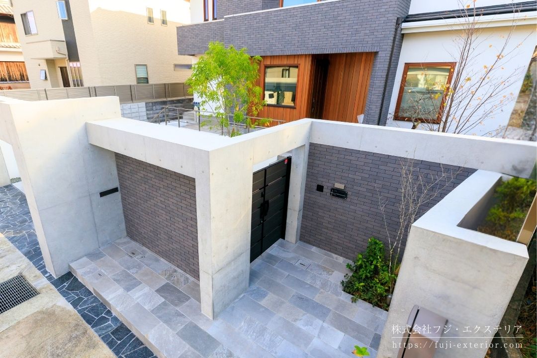 ファサードを少し上から見ると、RCの連続した面の構成がよくわかります。施主と何度も打ち合わせをして生まれたこだわりのファサードです。