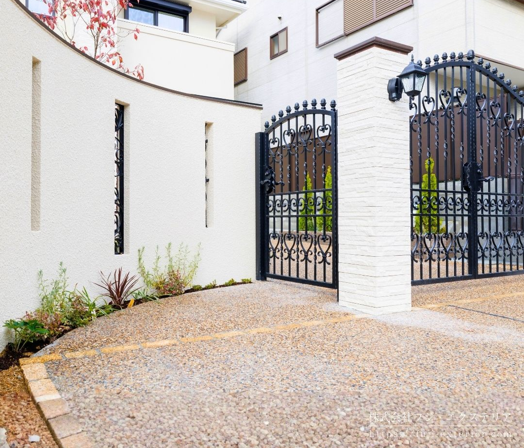 門扉は別注の個性的なロートアイアン装飾門扉。