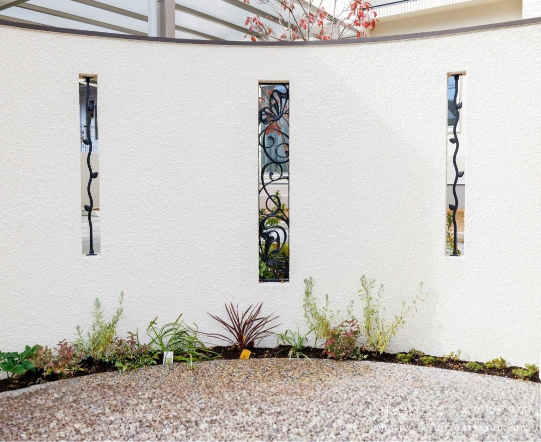 R形状の壁にはスリットフェンスを入れて通風と採光を確保しています。