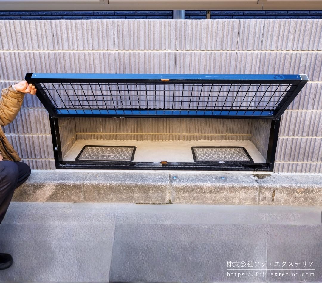 ３世帯住宅なので水道メーターは２ヶ所ありますが、いたずら防止の為アルミとフェンスを加工して、鍵付きの可動式のカバーを作りました。これで安心です。