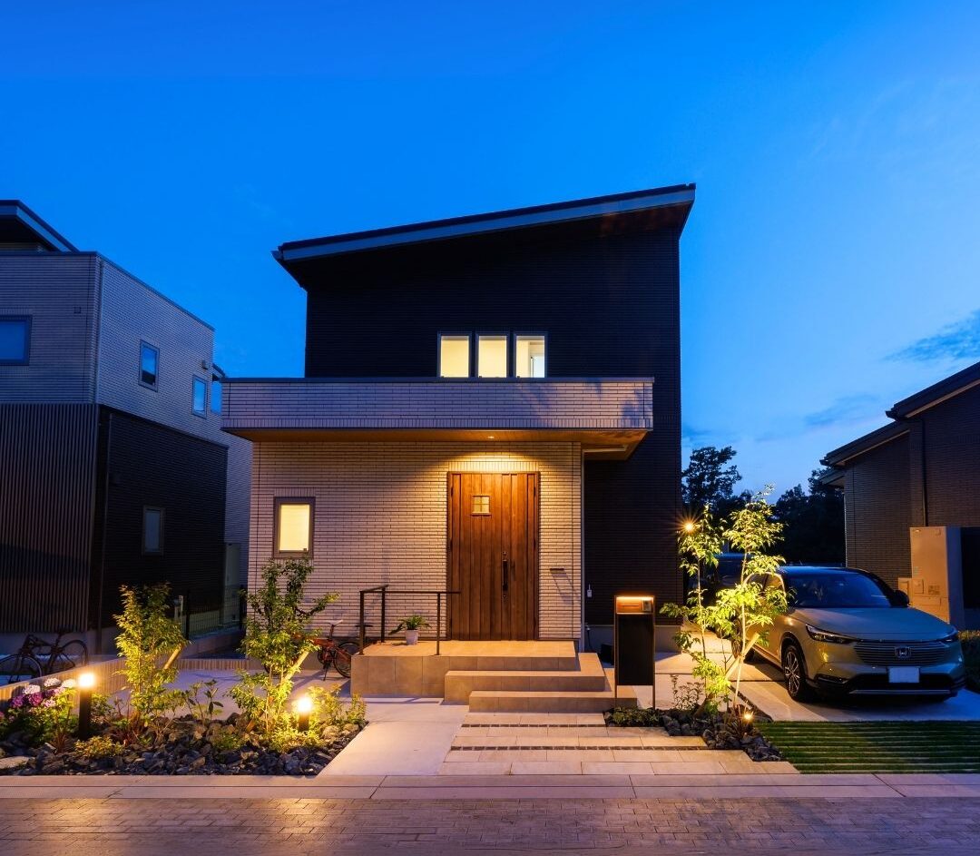 道路境界に設置した自動点灯のポールライト。吹田市の夜間の歩行を安全に見守る、防犯性に優れたガーデンライト