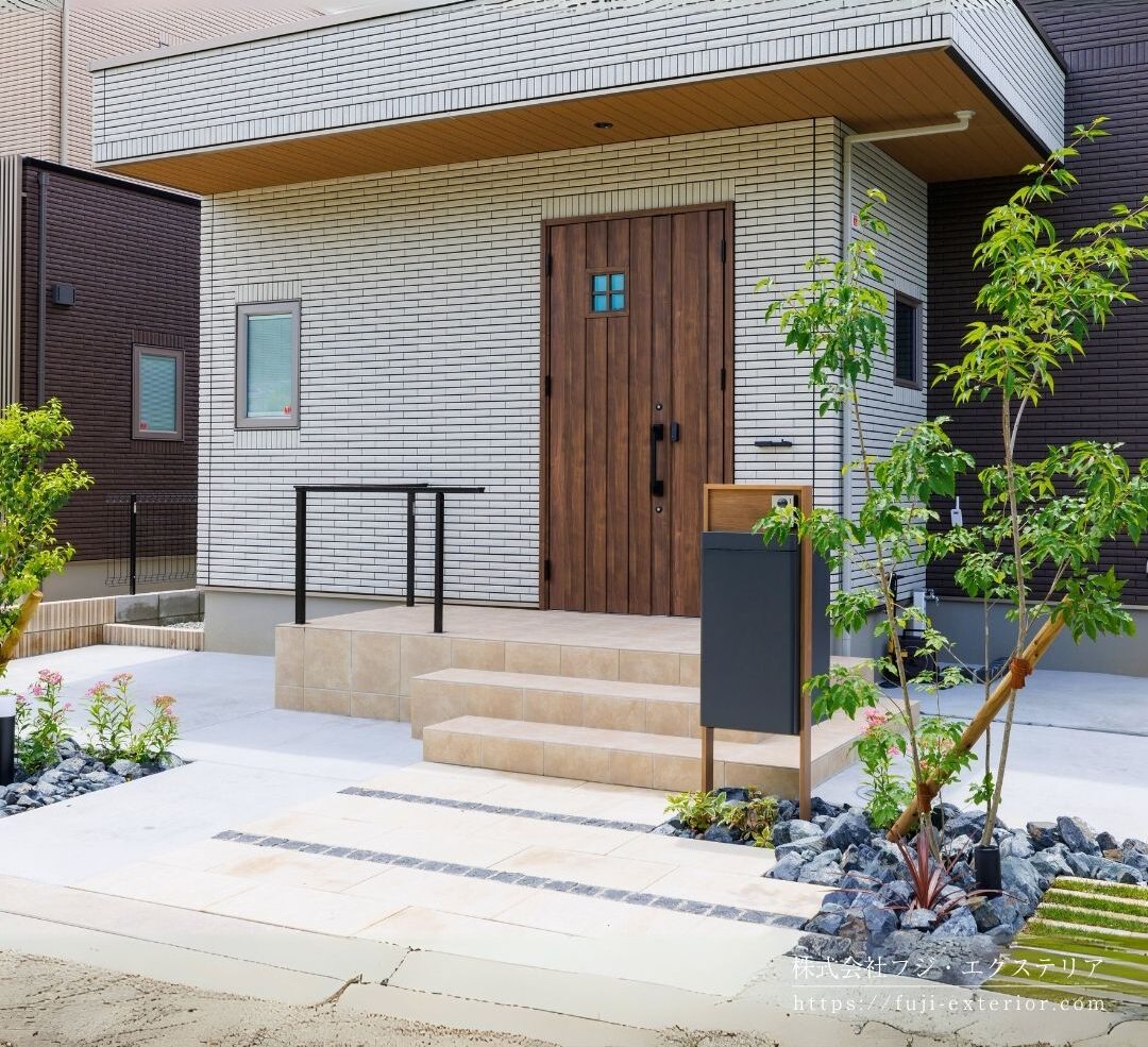 LIXILスマート宅配ポストを設置した吹田市の玄関まわり。建物外観のタイルに馴染む、シンプルで高機能な宅配ボックス