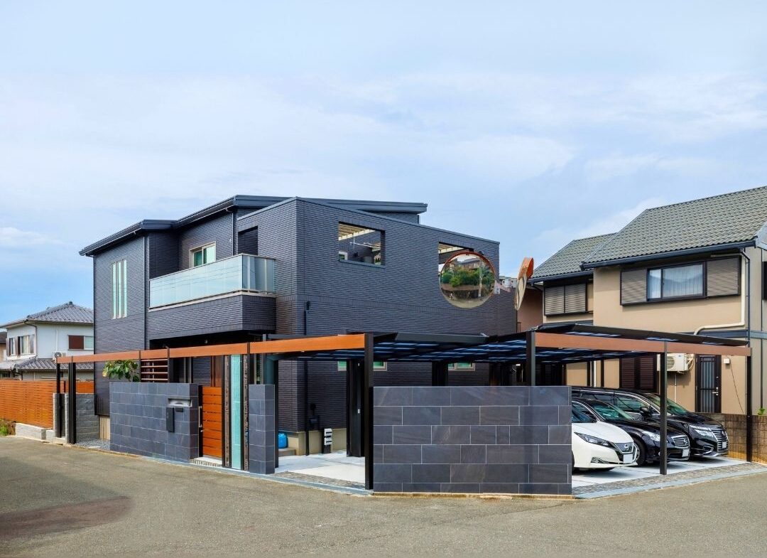 大阪の分譲地2区画分を活かした広大な新築外構。YKK APリレーリアのフレームとタイル門柱が調和するクールな外観全景