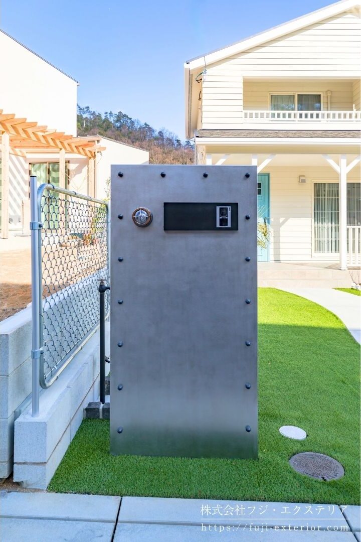 ステンレス製の極薄門柱。 マリンライトと表札、インターホンを備え付けています。