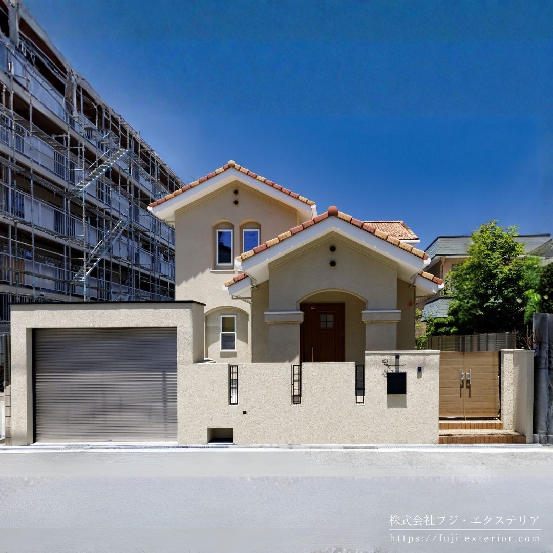 三角屋根に3色使いの瓦がキュートなスパニッシュな建物邸宅のクローズ外構です。