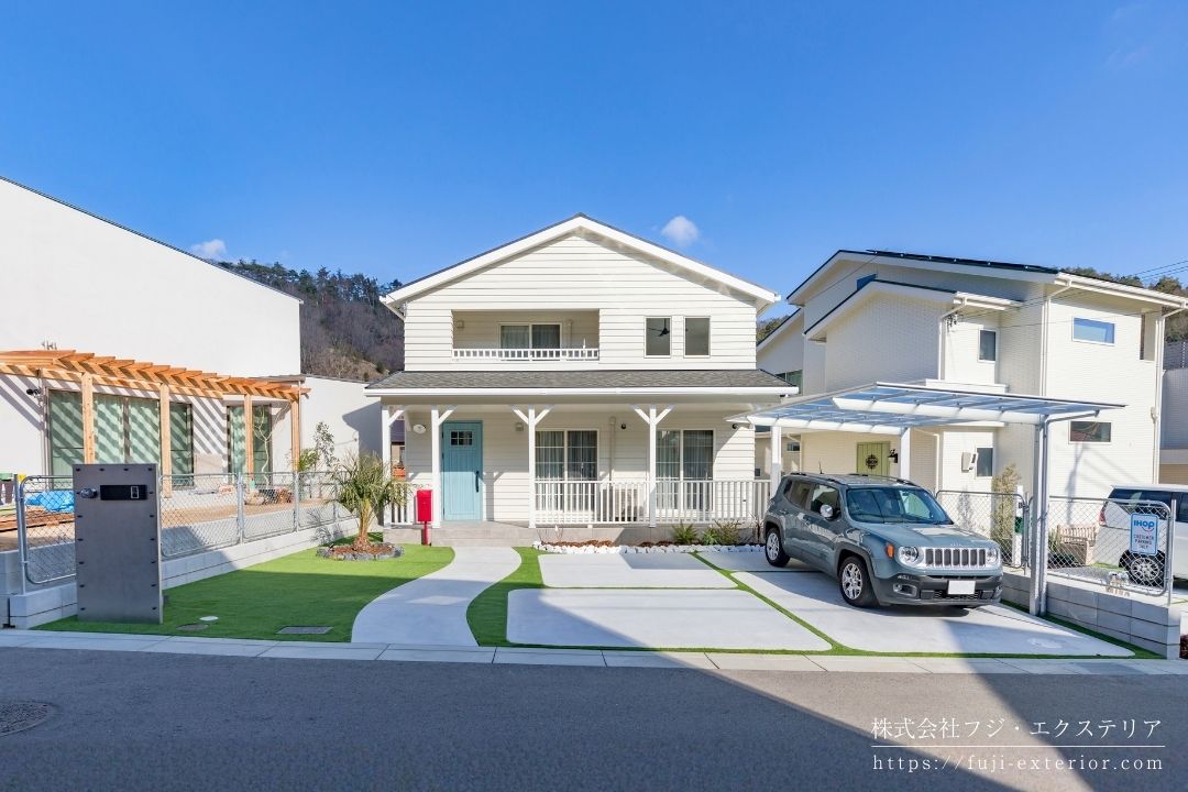 大阪のサーファーズハウス外構施工例 白いアメリカンハウスとヤシの木があるオープン外構