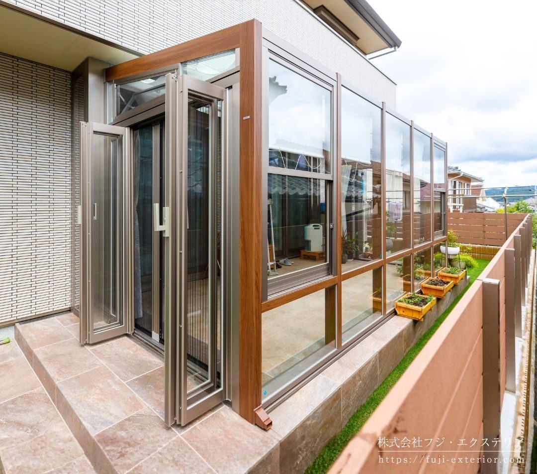 芦屋市で人気のLIXILガーデンルーム「ココマII」。フル装備の快適な空間で四季を楽しむ、高級感のあるアウトドアリビング