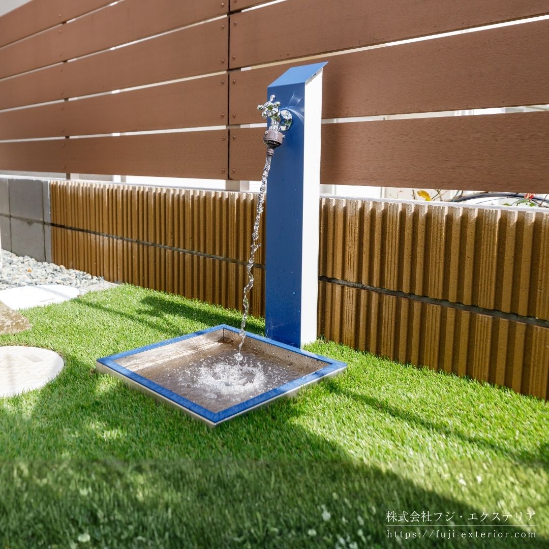 鮮やかなネイビーの立水栓(nido)と人工芝(ZEROターフ)。お手入れの楽な明るいお庭になりました。