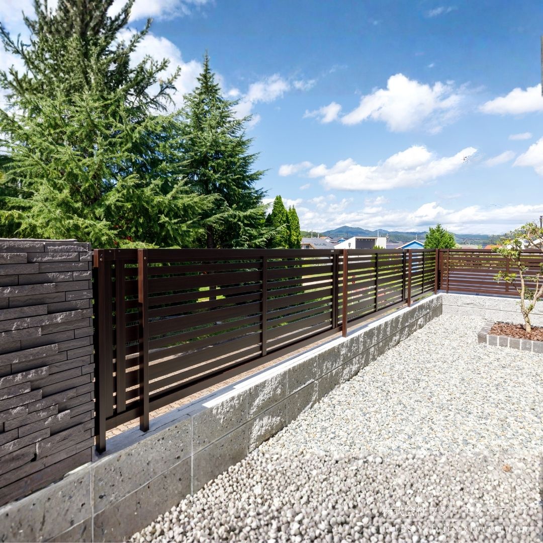 高級感のあるクリエダーク色のフェンス LIXIL フェンスAA。