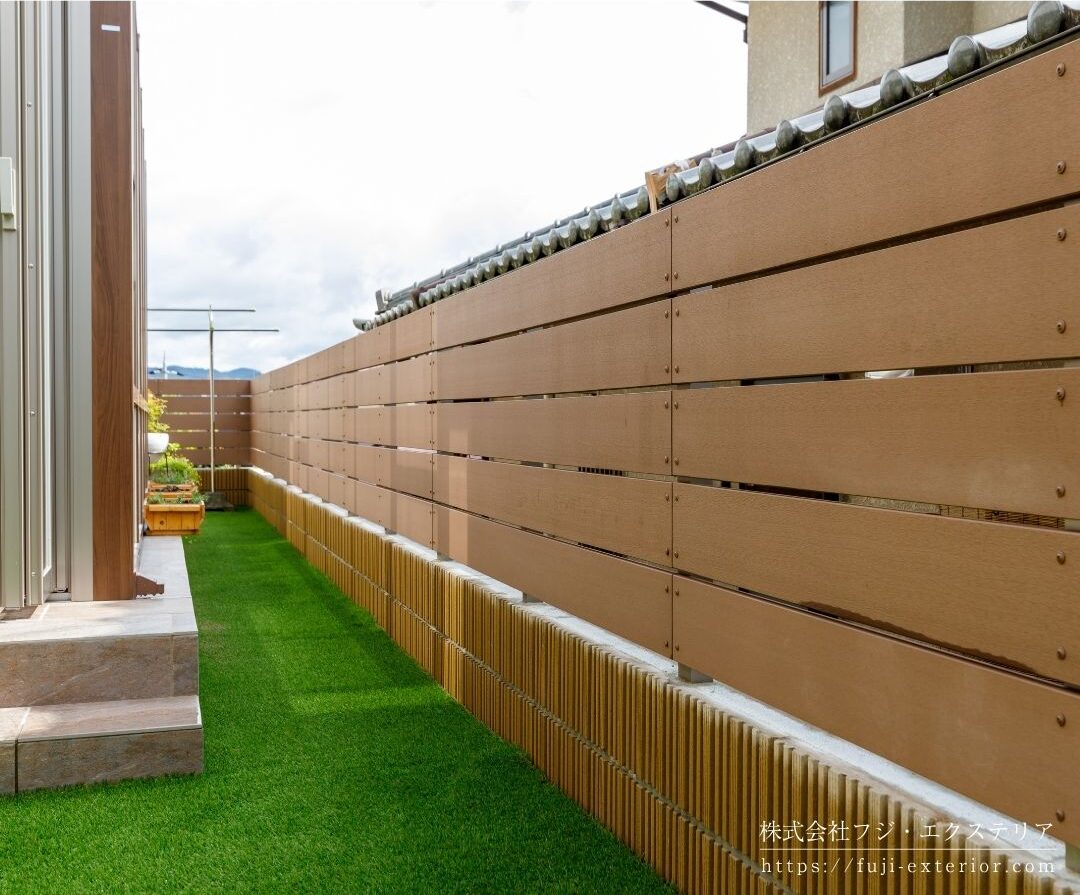 ナチュラルな目隠しフェンス(木調樹脂製エコモックフェンス)。低コストで劣化に強く、色・板幅・隙間など自由にカスタマイズできる人気のフェンスです。