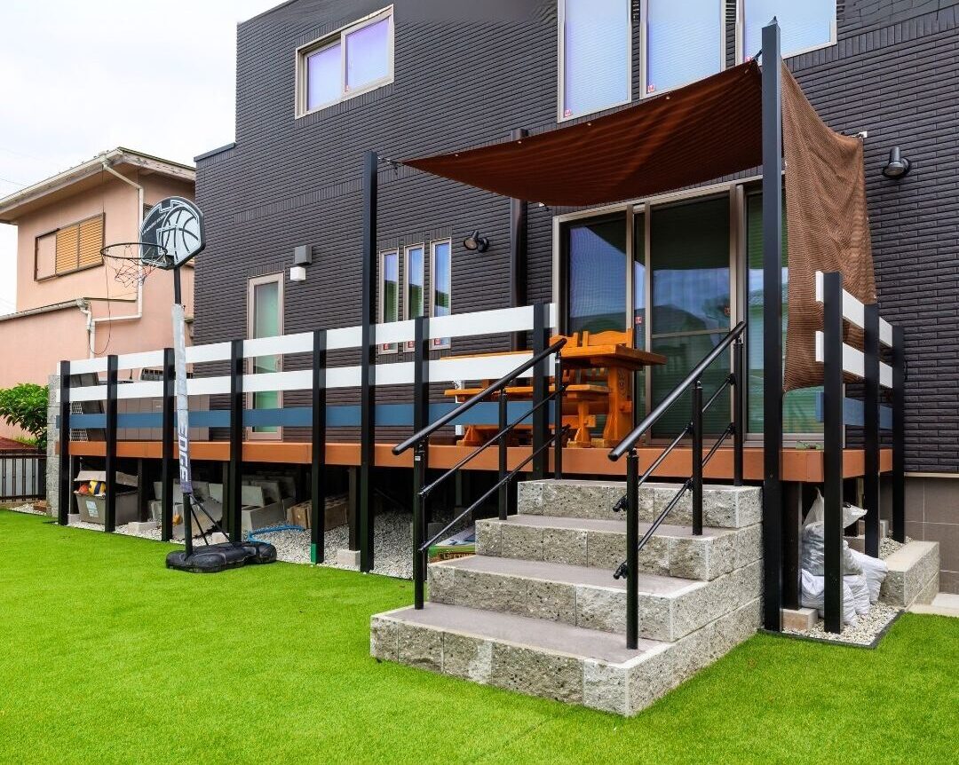 室内とフラットに繋がる四国化成のファンデッキ。段差なく庭へ出入りできる、羽曳野市の住宅にぴったりのアウトドアリビング