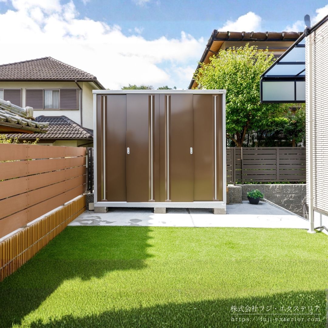 人工芝の庭と物置