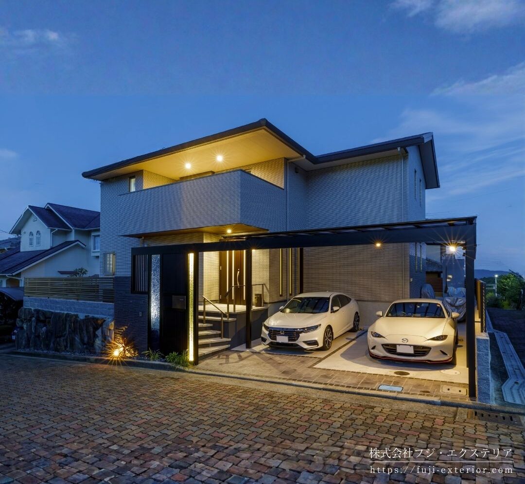 宝塚市の夜の安全と防犯性を高めるライティング。プラスGの梁下ライトとスポットライトが住宅を美しく浮き上がらせる演出